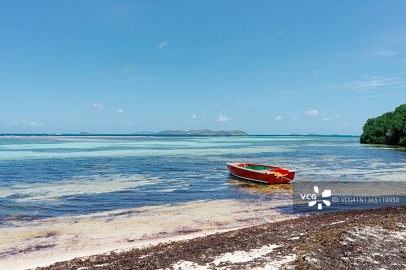 一艘系在海滩上的船图片素材