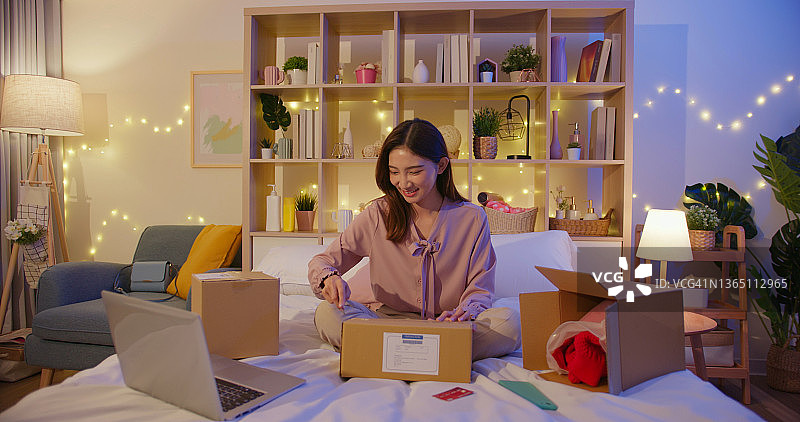 打开送货箱的女人图片素材