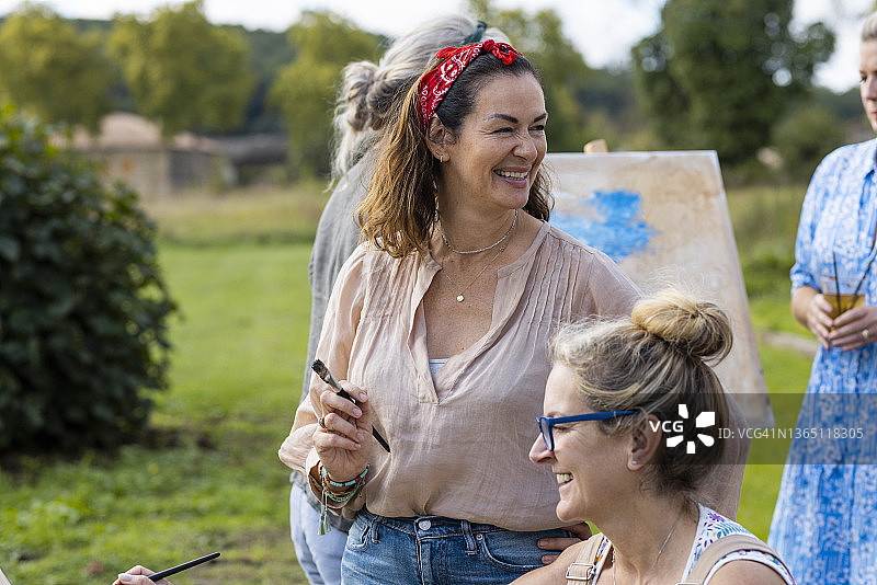 她热爱她的工作图片素材