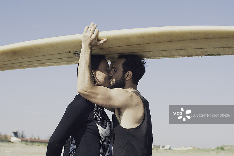 在冲浪板下亲吻图片素材