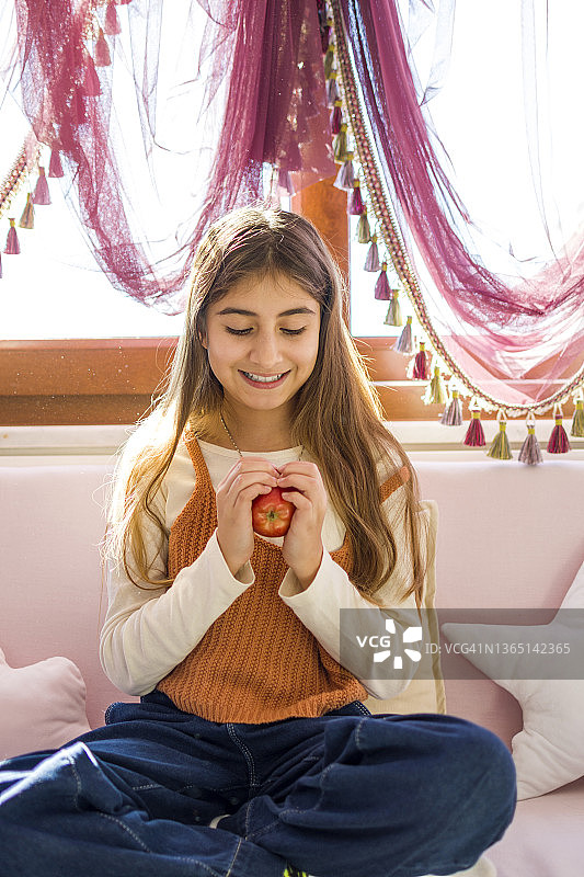 拿着苹果的漂亮女孩，为了健康的生活方式图片素材