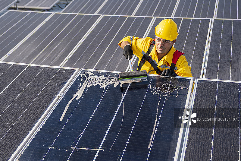 用玻璃清洁剂清洁太阳能电池板图片素材