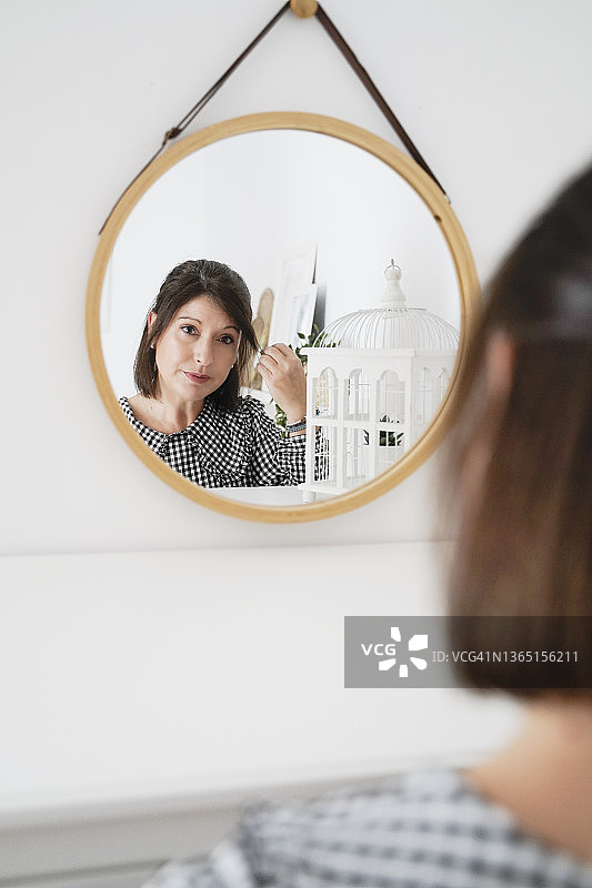 照镜子的女人图片素材