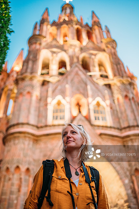 站在墨西哥圣米格尔德阿连德著名大教堂前的女人图片素材