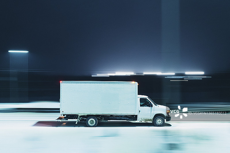 冬季高速公路上的半挂卡车图片素材