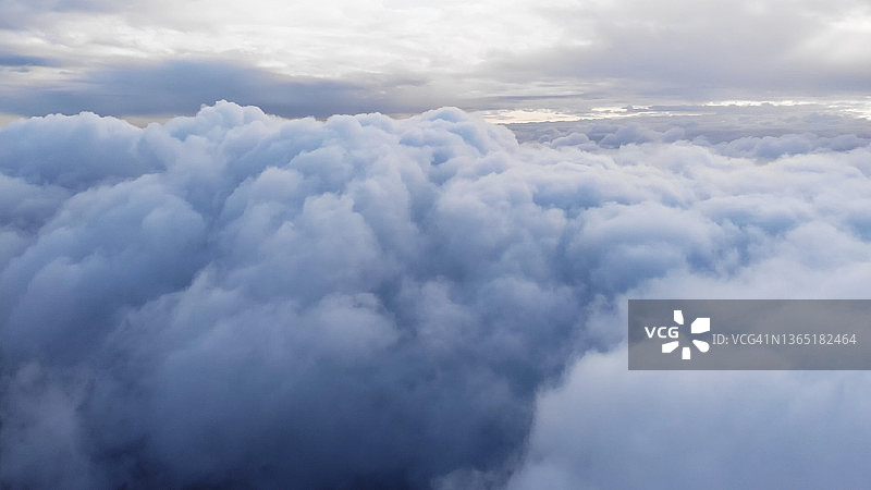 无人机飞越蓬松的蓝白云的航拍镜头图片素材