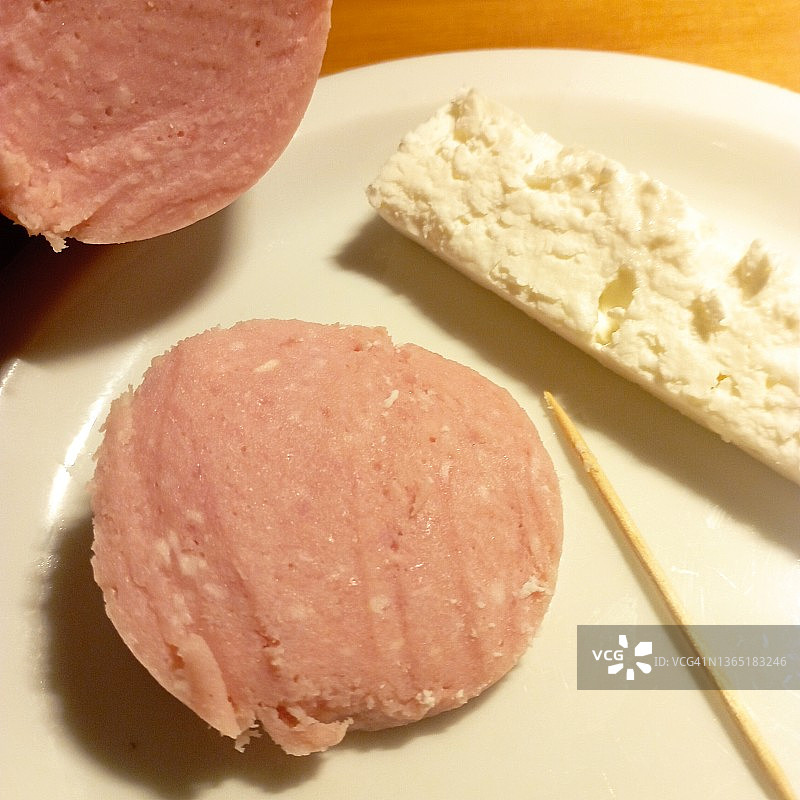 蒜味萨拉米与菲达奶酪的拼盘图片素材
