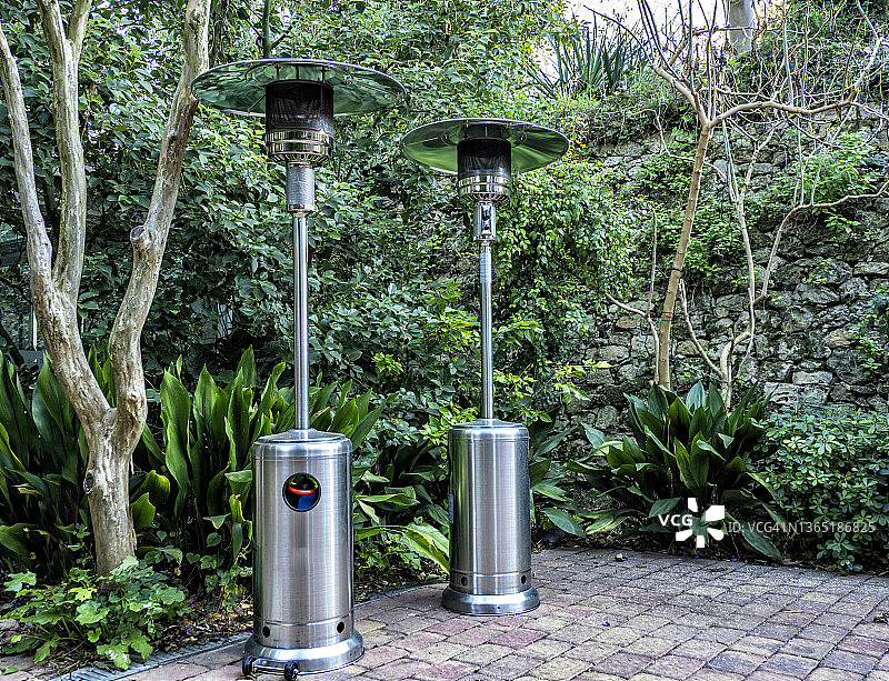 街边的露台燃气加热器图片素材