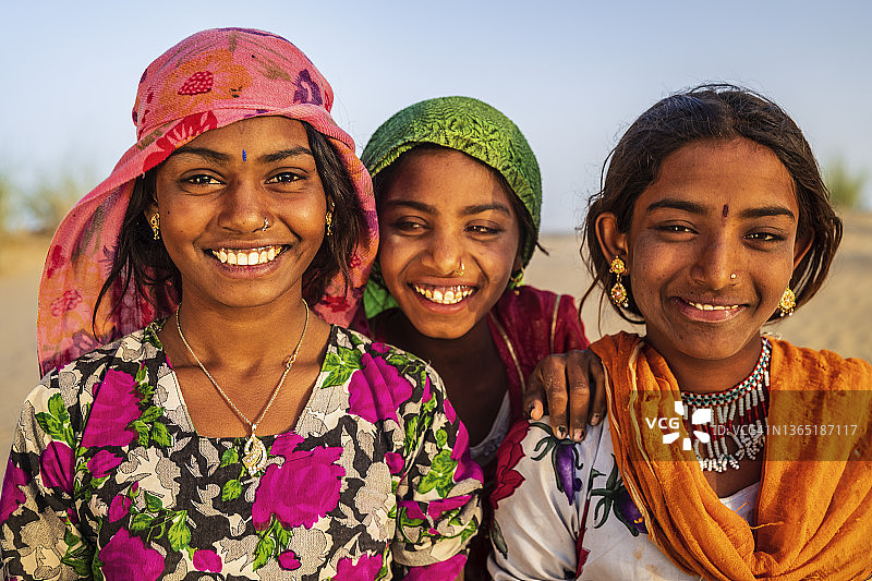 三个快乐的印度吉普赛女孩，印度沙漠村庄图片素材