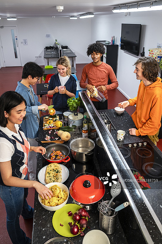 室友一起做午饭图片素材