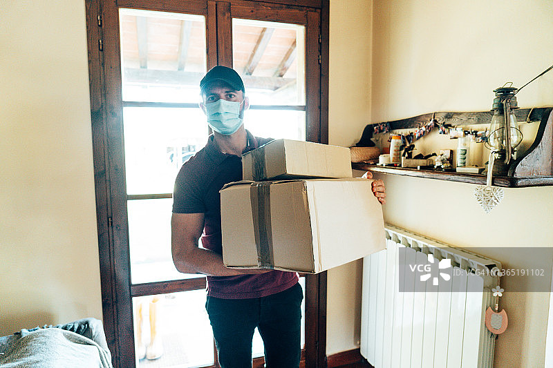 快递员送货上门图片素材