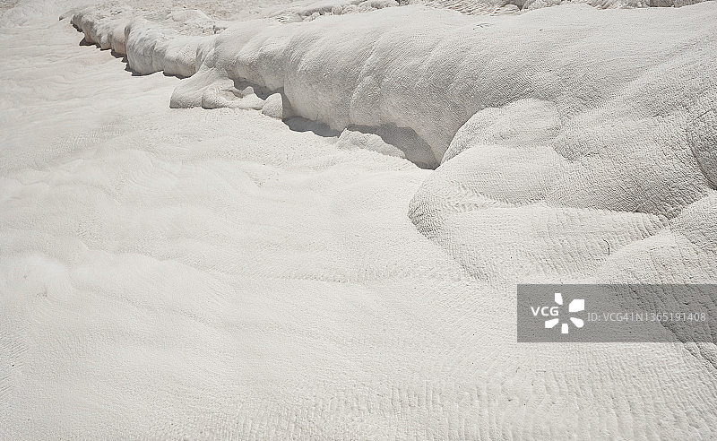 石灰石模糊白色背景，土耳其棉花堡石灰华水池表面纹理图片素材