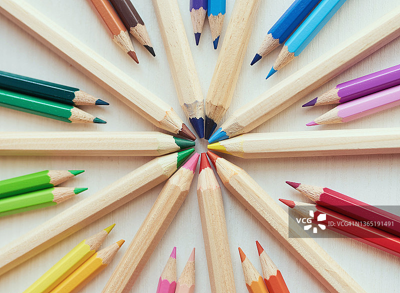 白色背景上排列的彩色铅笔特写，学校概念图片素材