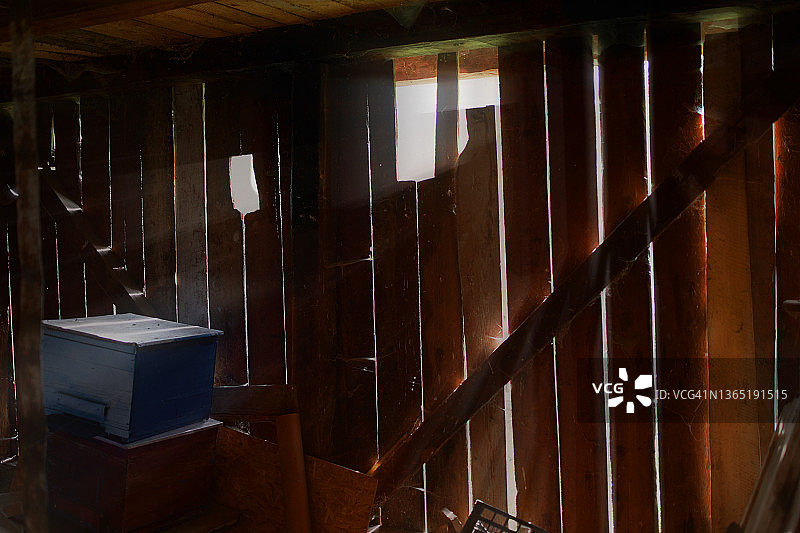 阳光穿透的古董老小屋图片素材