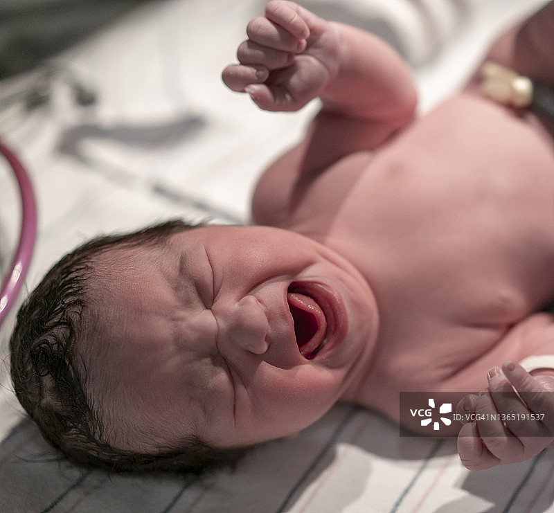 在医院里哭闹的新生儿图片素材