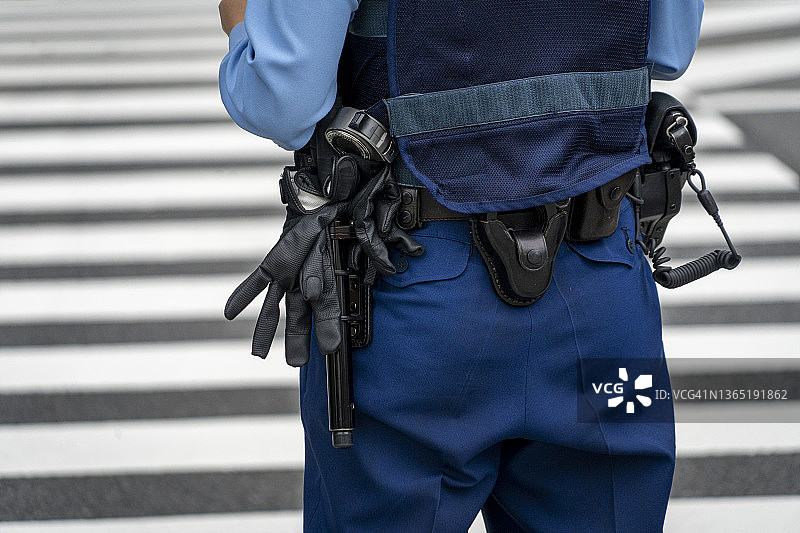 女警站在路上的腰部图片素材