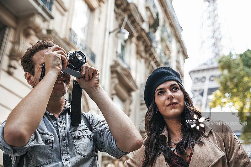 恩爱伴侣巴黎度假图片素材