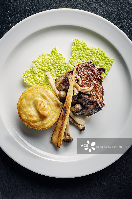 牛里脊配时令蔬菜图片素材