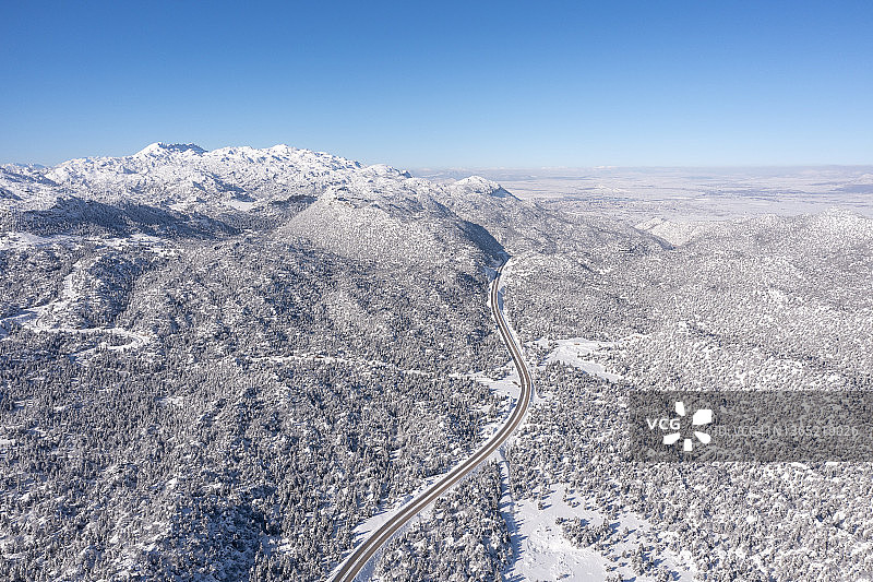 雪山和高速公路图片素材