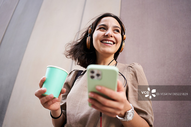 年轻白人女子用手机听音乐图片素材