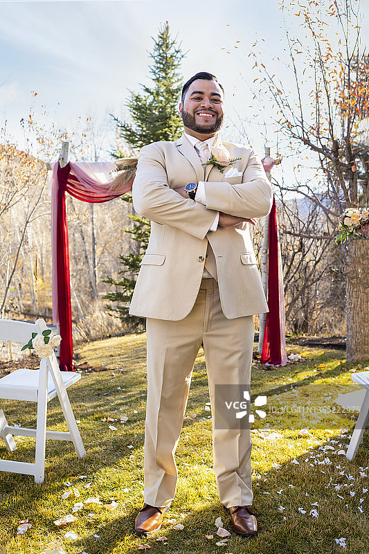 户外婚礼上的新郎肖像图片素材