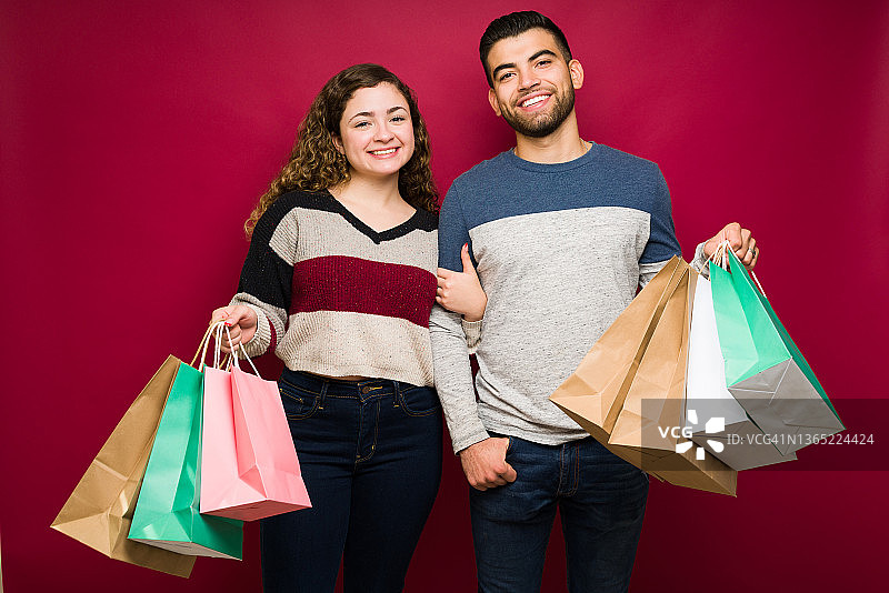 有魅力的情侣去购物图片素材