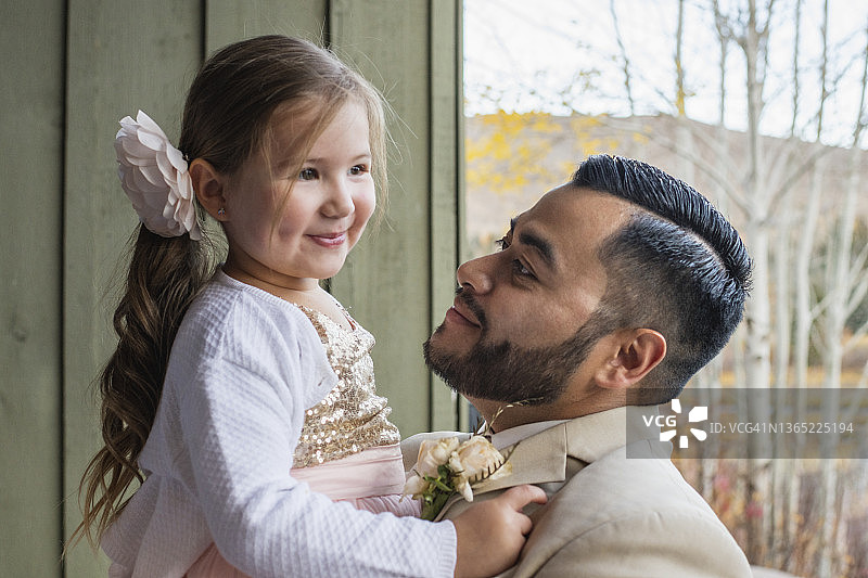 婚礼招待会上新郎抱着花童图片素材