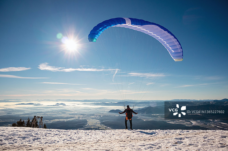 冬季在山区滑翔图片素材