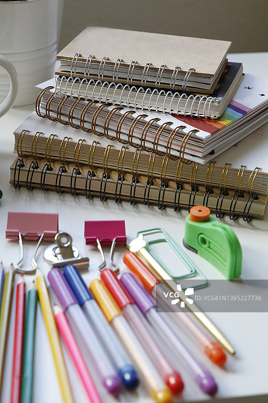 凌乱的桌子特写图片素材