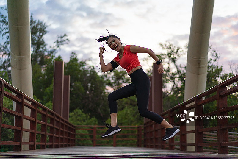 在小路上跳跃的快乐中年女性肖像图片素材