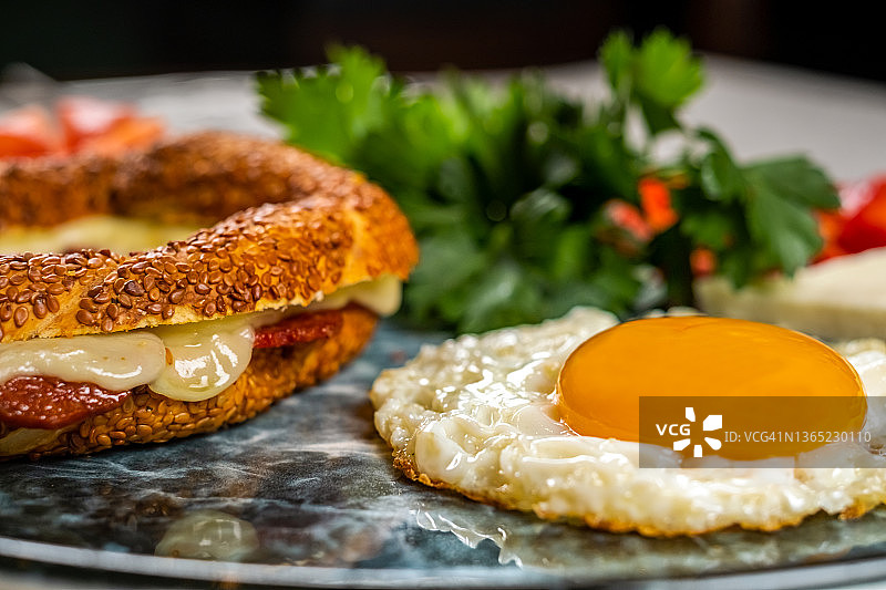 土耳其早餐：煎蛋、土耳其面包圈、奶酪和蔬菜图片素材