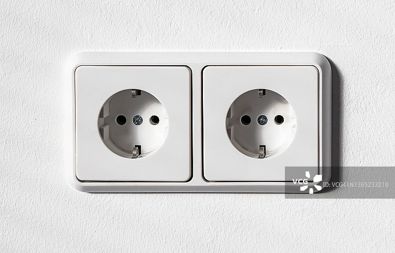 白色墙壁上的双插座图片素材