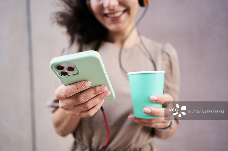 使用手机喝咖啡的白人女性图片素材