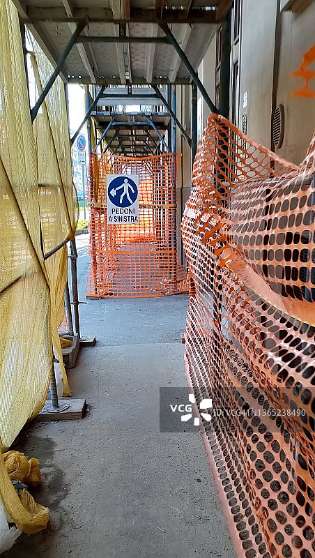 施工中的人行道，有红色防护网图片素材