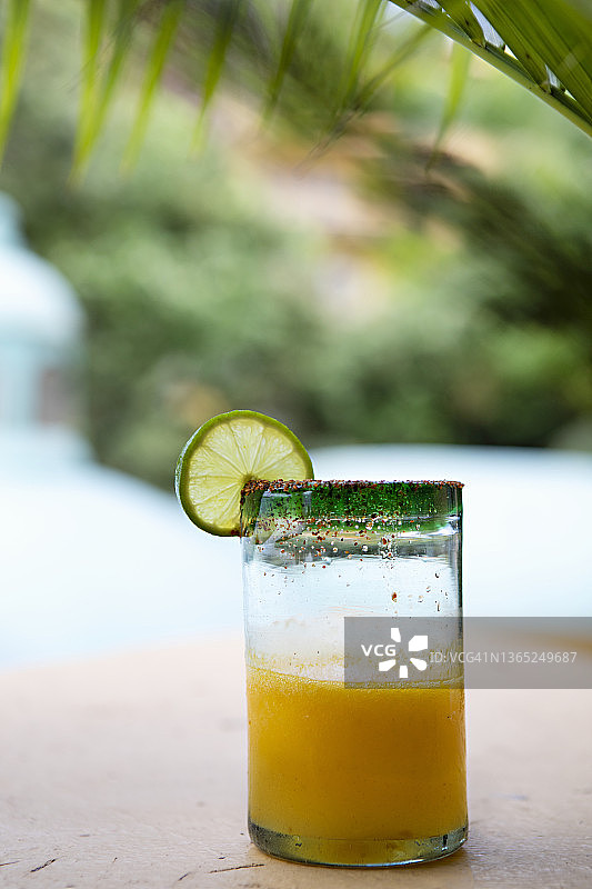 手工玻璃杯中的新鲜鸡尾酒图片素材