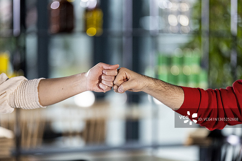 两位年轻朋友另类问候特写图片素材