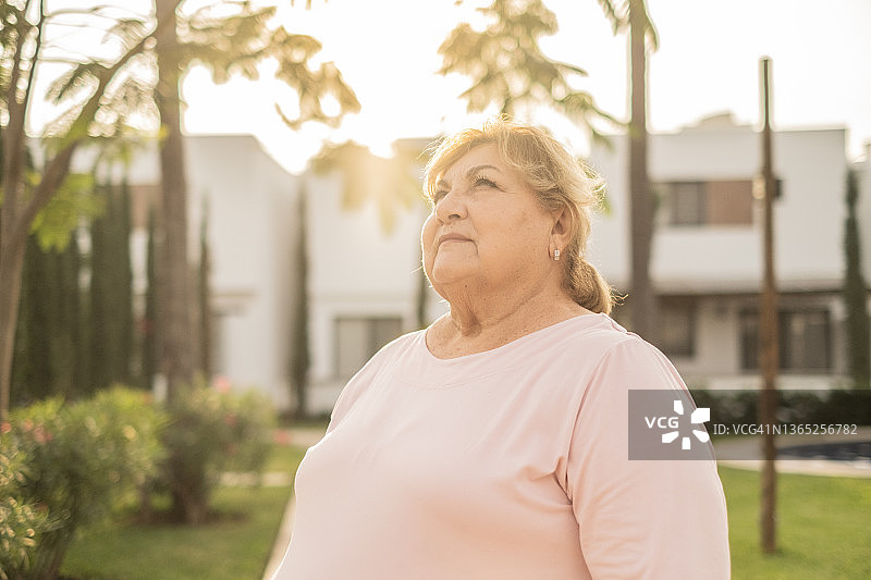 年长的女人在户外沉思图片素材