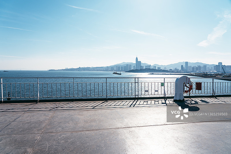 沿城市海岸线航行的船舶图片素材