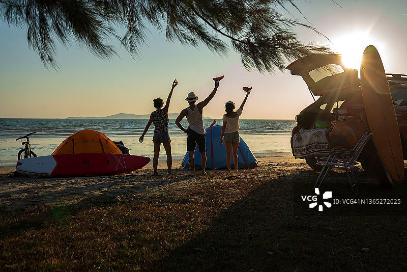 一群朋友在海边享受露营之旅图片素材