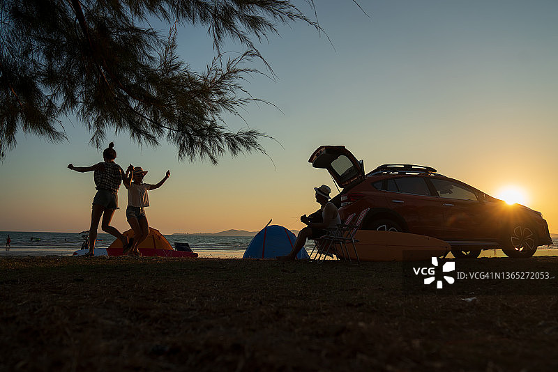 一群朋友在海边享受露营之旅图片素材