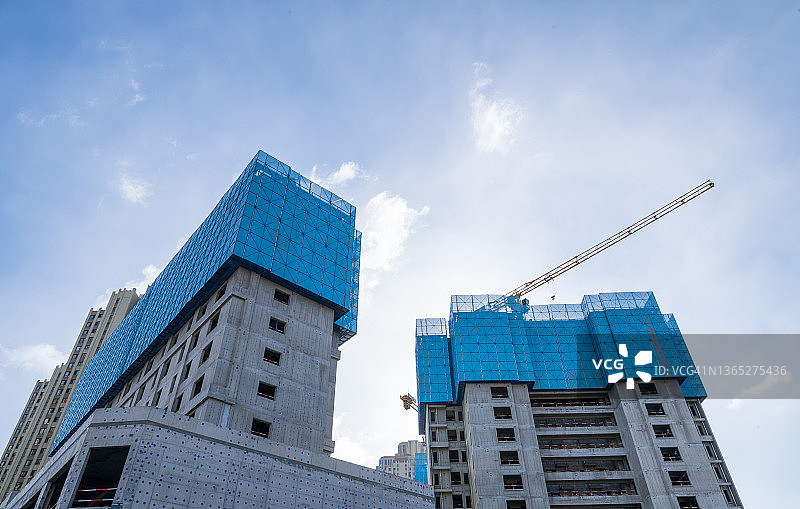 日出时分的建筑工地低角度视图图片素材