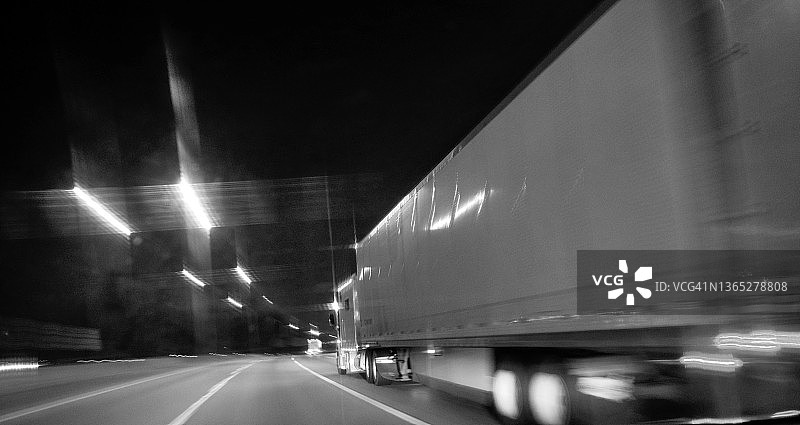 夜间高速公路上的半挂卡车图片素材