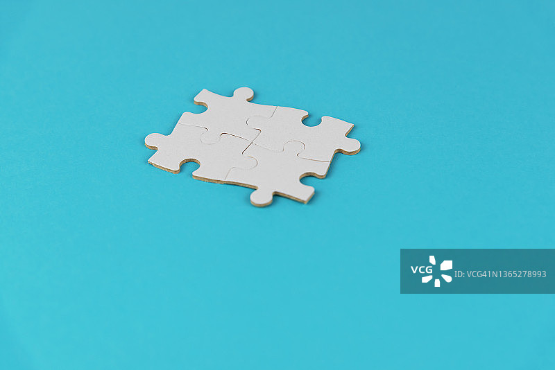 蓝色背景上的拼图图片素材