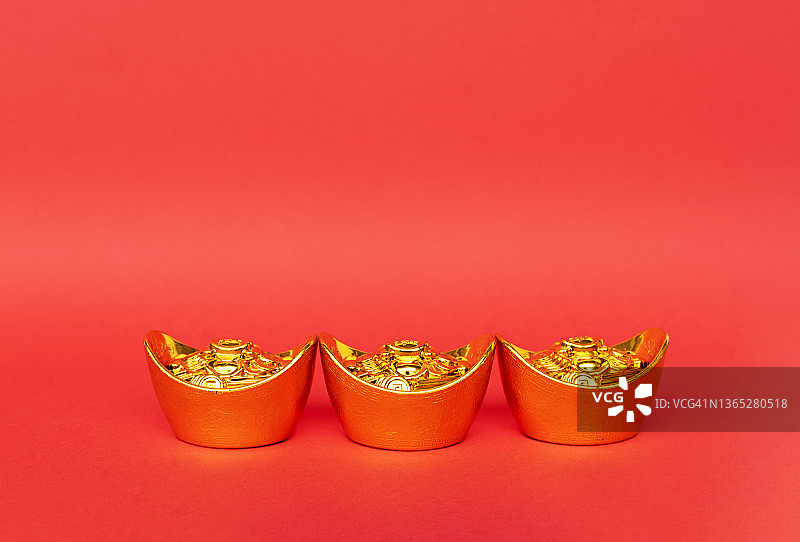 红色背景上的金锭中国新年背景图片素材