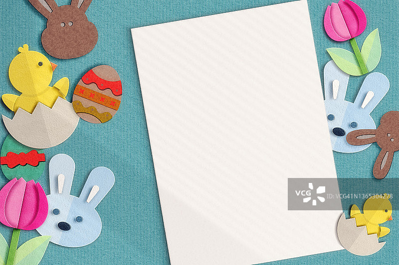 蓝色纸板背景上的复活节模型图片素材