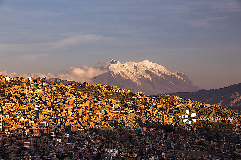 玻利维亚拉巴斯城市日落与伊利马尼山全景图片素材