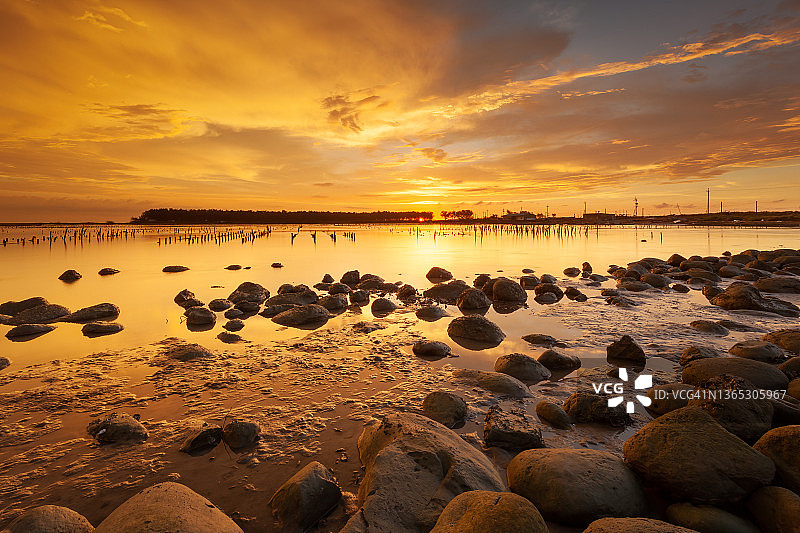 金色日落下的泻湖图片素材
