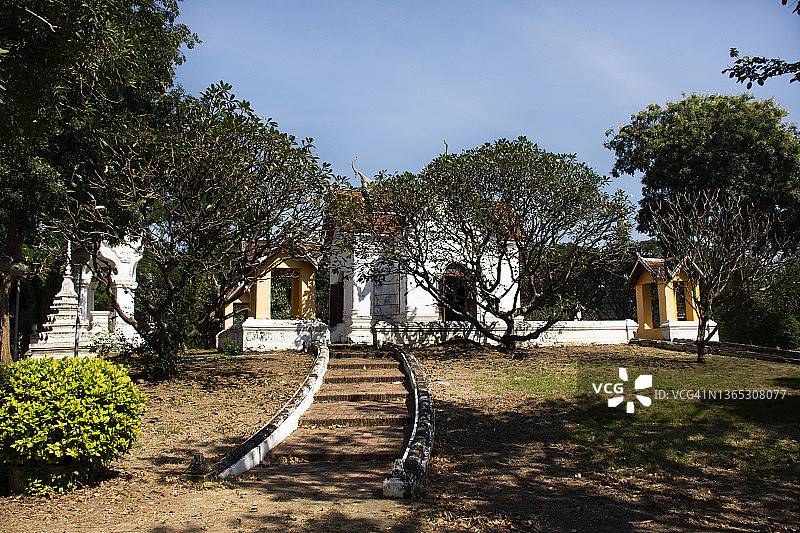 泰国帕那空吕昂寺的古代遗址和古老教堂建筑，供泰国人民和外国游客参观，尊敬的佛神在泰国阿瑜陀耶府祈祷图片素材