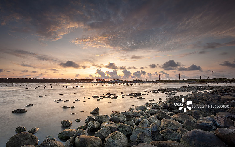日落时分的泻湖图片素材