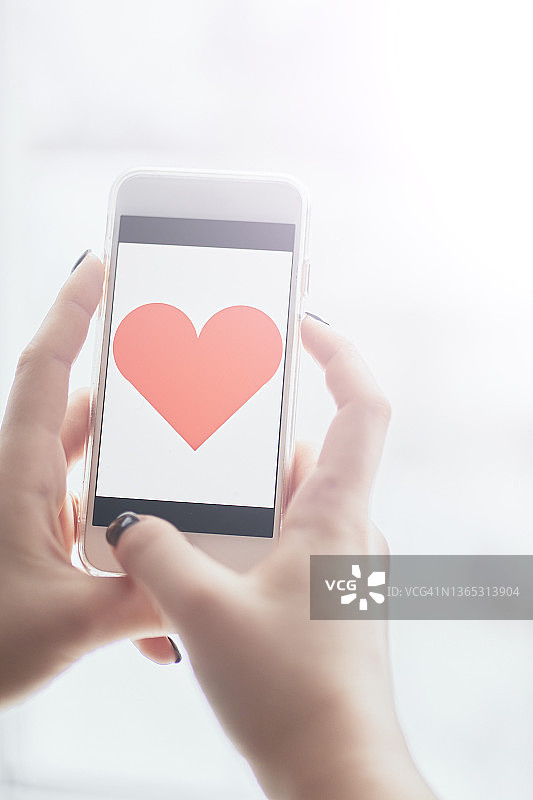 女人在手机上使用约会App图片素材